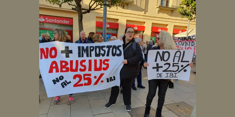 Protesta a les portes de l'Ajuntament per l'increment de l'IBI