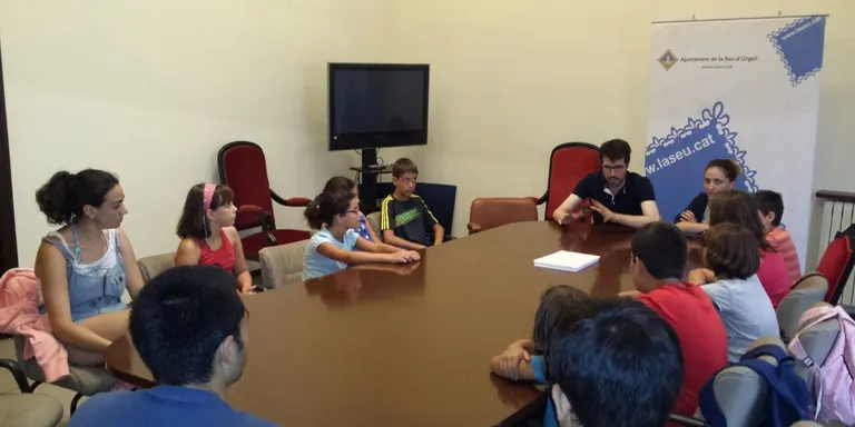 L'alcalde de la Seu anima els infants a preparar el pregó propi de la Festa Major