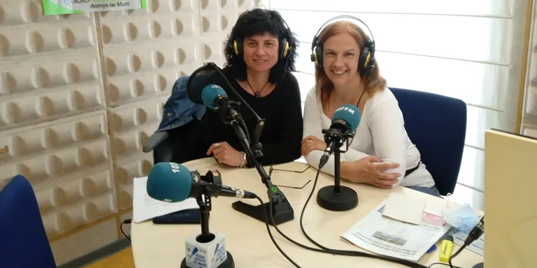 Dues autores locals, Fina Joseph Caballé i Anna Moore Forn, promocionen per Sant Jordi un llibre de relats eròtics