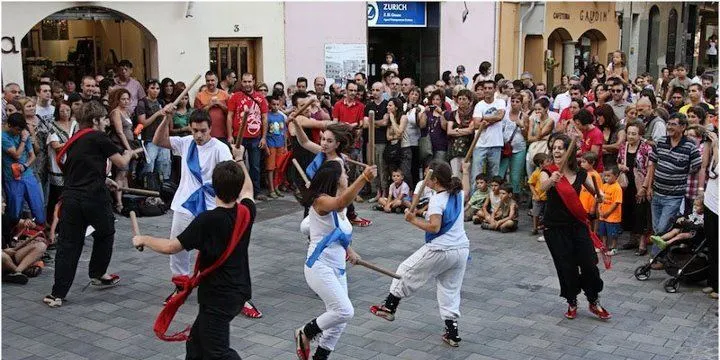 El Ball de Bastons de Caldes ha estrenat un nou ball després de 5 anys sense ampliar el repertori