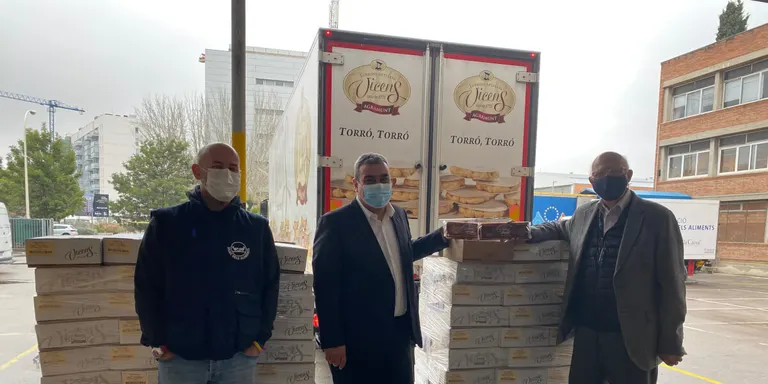 Torrons Vicens dona 50.000 barres de torró al Banc dels Aliments