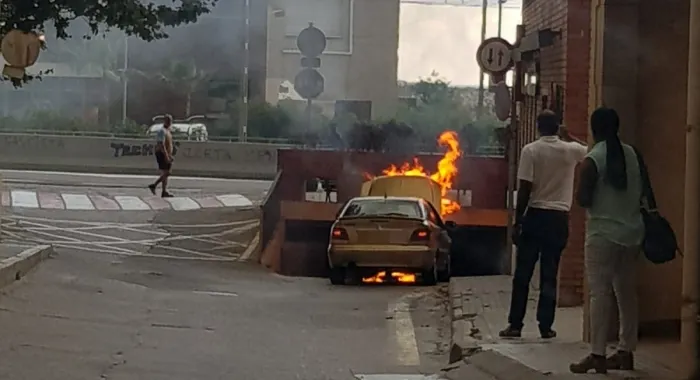 Ensurt amb un incendi en un cotxe al rial Pau Costa