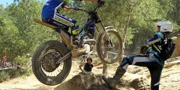 Els pilots torrencs Adrià Mercadé i Marc Piquer, tercers al Campionat d’Espanya de Trial amb Moto