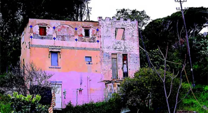 La casa okupada del capdamunt de la Riera d'Arenys ( Foto: Xavi SalbanyÃ  )