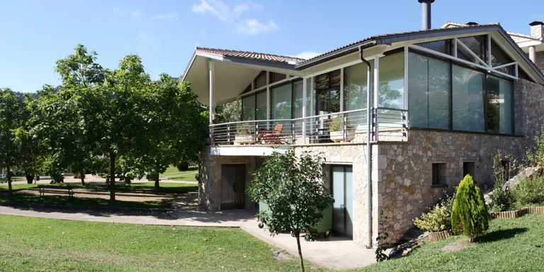 Un grup de treballadores de la residència de Sant Llorenç es confinen a l'interior per evitar riscos per als usuaris