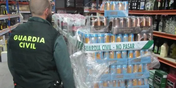La Guàrdia Civil immobilitza a Tarragona més de 60.000 envasos de refresc per estar etiquetats en ucraïnès
