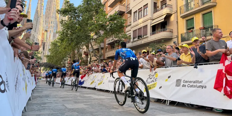 Barcelona es tenyeix de groc per rebre el Tour en una presentació d'equips monumental davant la Sagrada Família