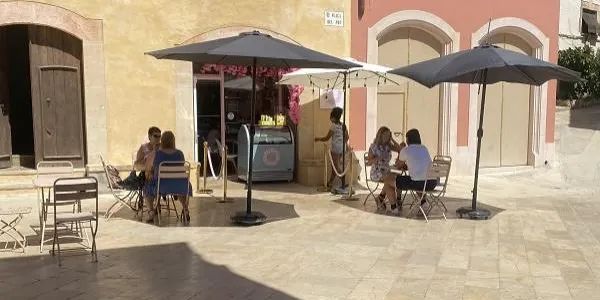 Una cafeteria d'Altafulla recull signatures per poder ubicar la seva terrassa uns metres més enllà de la façana per evitar el sol