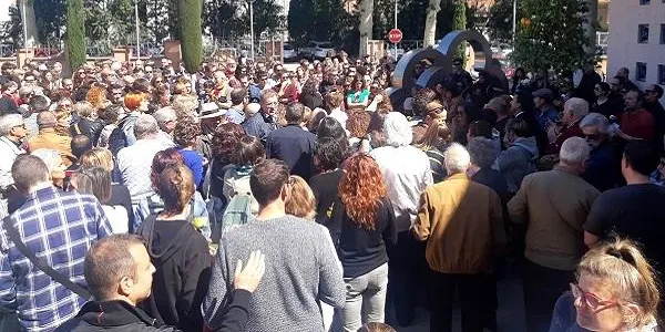 Centenars de persones acomiaden al periodista torrenc Xavi Zaragoza