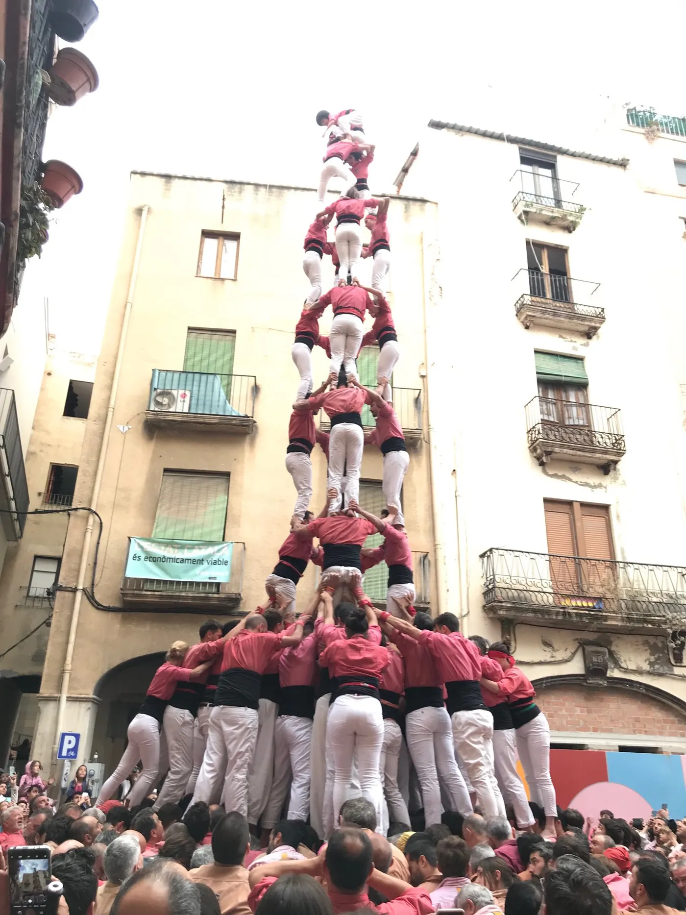 El castell de 9 rosat arriba per Sant Isidre