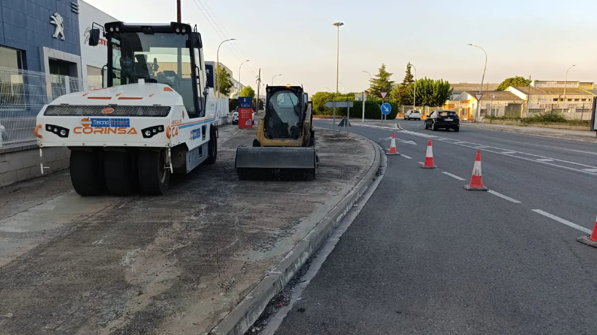 S’asfalta el vial lateral de la carretera del Pla a l’alçada del polígon