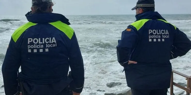 La Policia local rescata una jove de 14 anys que havia caigut al mar