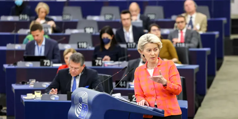 Brussel·les proposa gravar un 33% els beneficis extraordinaris de les energètiques que utilitzen combustibles fòssils