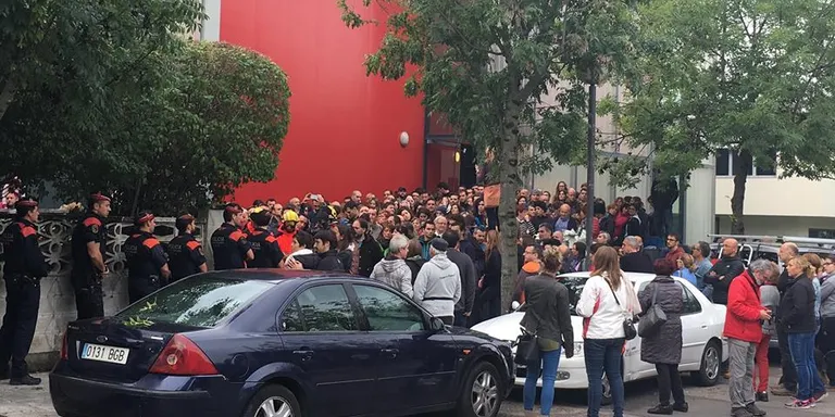 1-O | Concentracions davant els col·legis electorals de la Seu i l'Alt Urgell per garantir el referèndum