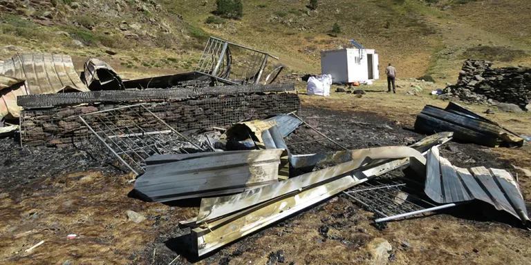 Instal·len una nova cabana de pastor després de l'incendi a Estanilles
