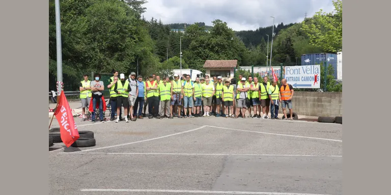Primer dia de vaga dels treballadors de Font Vella amb piquets informatius als accessos de la fàbrica