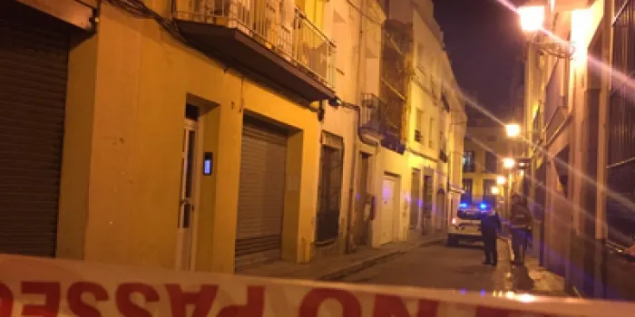 Desallotgen un habitatge al carrer Bonaire per la caiguda d'un sobresostre