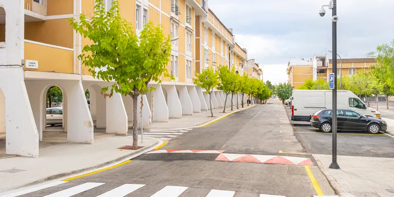 Finalitzen les obres de renovació de la pavimentació del carrer Jaume I i la zona del mercat a Constantí