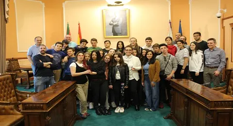 RECEPCIÓN A UN GRUPO DE ESTUDIANTES ITALIANOS QUE PARTICIPAN EN UN INTERCAMBIO DE TOKI ALAI-