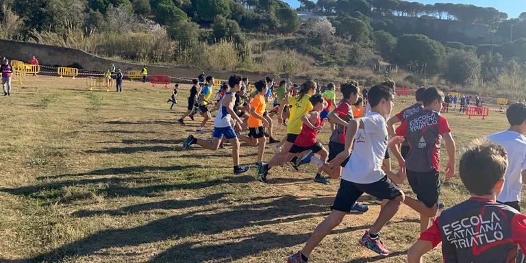 Els atletes de la Penya Apa Anem-hi comencen el circuit de crosos del Maresme