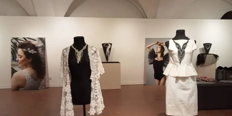 S'inaugura una exposició que combina les puntes i la joieria