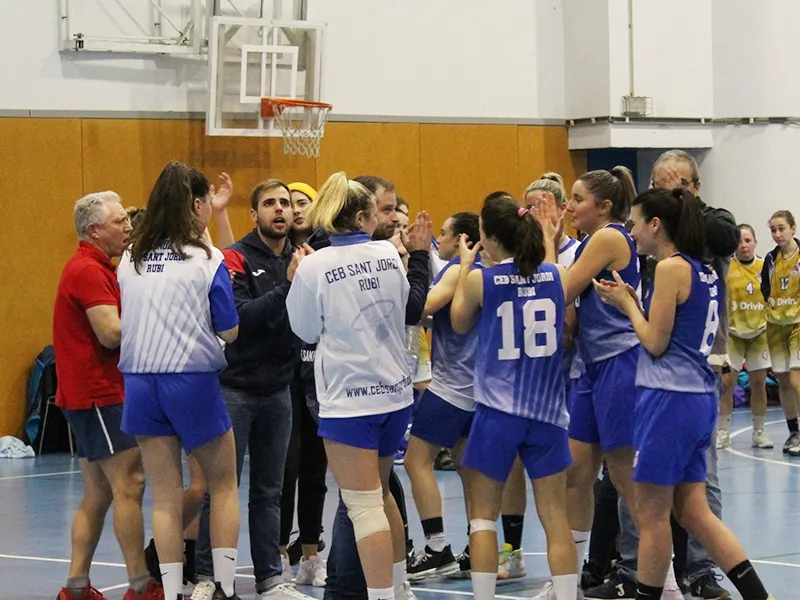 Toca fer pinya i pensar en una victòria necessària a les files del CEB femení / Arxiu