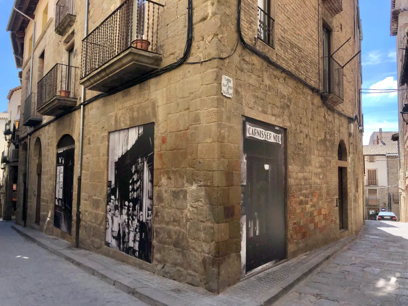 Solsona posa en valor el petit comerç amb imatges d'establiments històrics en aparadors buits