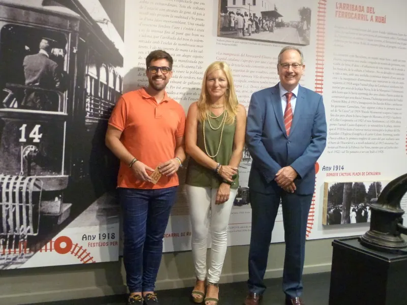 El regidor de Cultura, l'alcaldessa de Rubí i el president dels FGC , l'Antiga Estació
