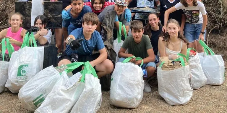El Col·legi Vidal i Barraquer recull residus al barranc de la Mare de Déu del Camí