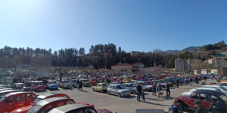 700 vehicles participen a la 15a Trobada de clàssics d’Arbúcies més multitudinària de Catalunya
