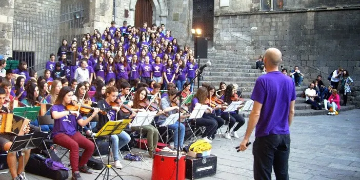 El Cor i l'Orquestra Folk de l'Institut Joan Brudieu s'escoltaran novament a la plaça del Rei de Barcelona
