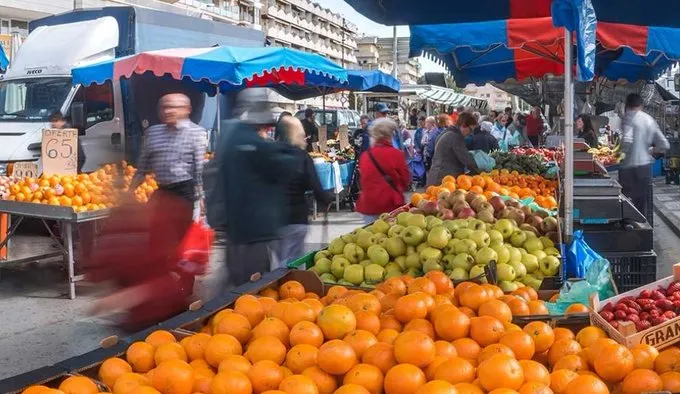 El mercat setmanal de divendres ha obert per 'garantir l'abastament de productes frescos'