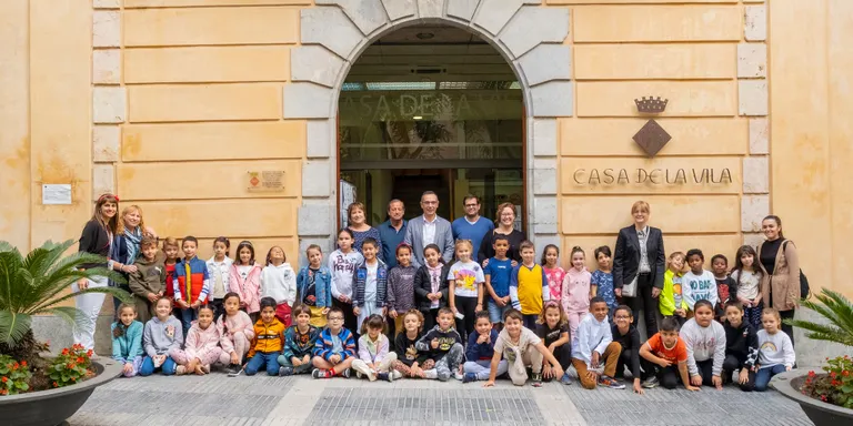 Alumnes de 2n de primària de l’escola Mn. Ramon Bergadà fan una visita a l’Ajuntament
