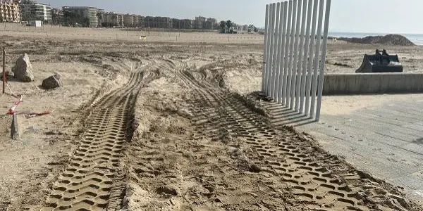 El trasllat de sorra per nodrir la platja d'Altafulla genera desperfectes a Torredembarra