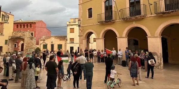 Una representació de veïns d’Altafulla es concentra per denunciar el genocidi a Gaza coincidint amb l’arrest de la flotilla
