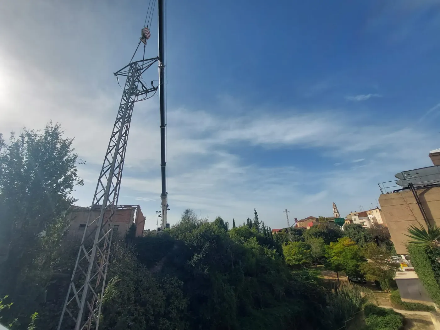 Valls retira set torres elèctriques d’un tram del torrent del Catllar