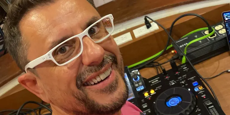 El punxadiscs calderí Lluís del Villar fa una residència de dos mesos a Tailàndia