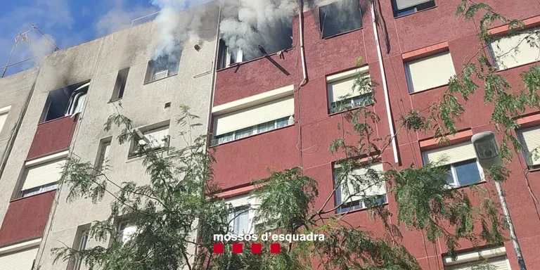 Dos menors de 13 i 15 anys en estat crític després de precipitar-se d’un pis de Badalona per escapar d’un incendi