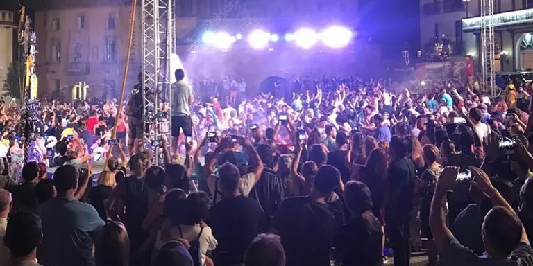 Centenars de calderins omplen la plaça de la Font del Lleó en l'assaig de l'Escaldàrium