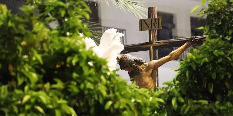 La hermandad de los Estudiantes, el delegado diocesano de Medios de Comunicación y la cruz de la calle Abades, en ‘Semana Santa en la Campiña’