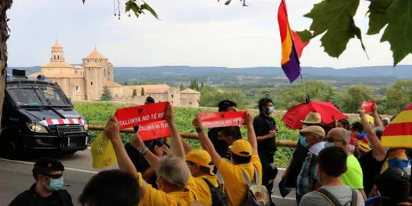 La visita dels reis d’Espanya a Poblet acaba amb enfrontaments amb la policia i un detingut que ja està en llibertat
