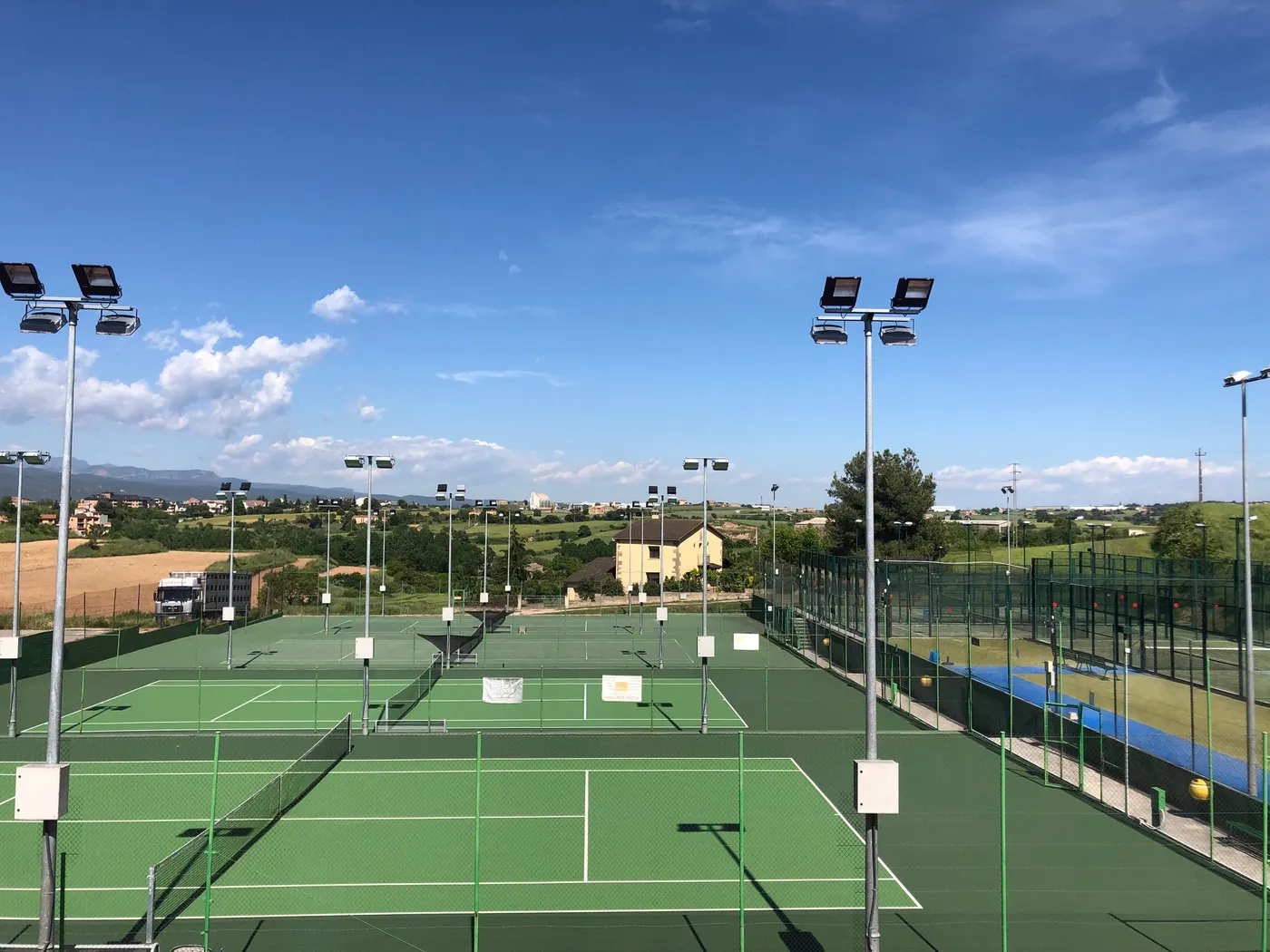 Les úniques instal·lacions municipals a l'aire lliure que obren portes són les pistes de tennis