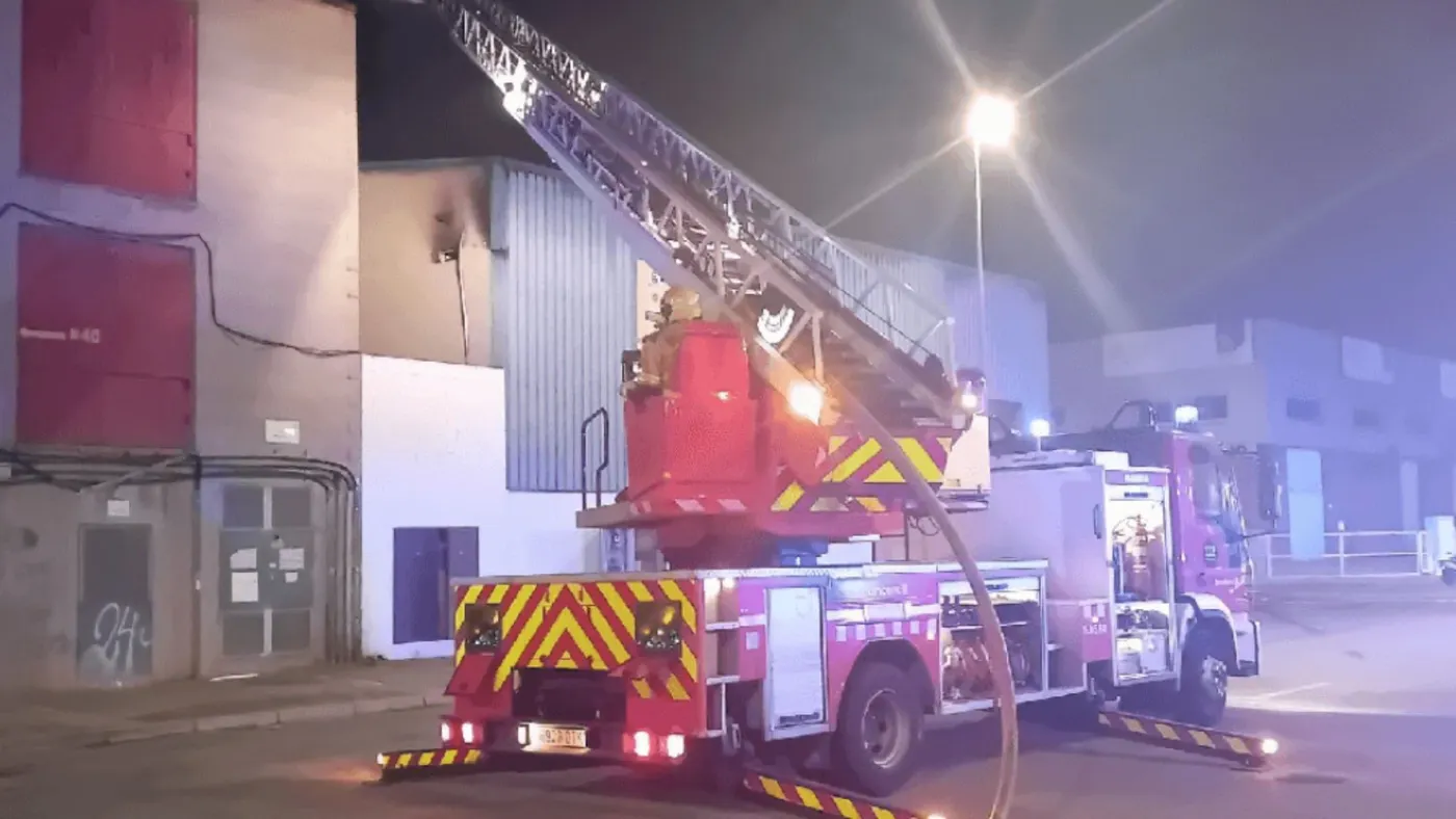 Deu dotacions de Bombers extingeixen un incendi en una bugaderia industrial de Sant Boi