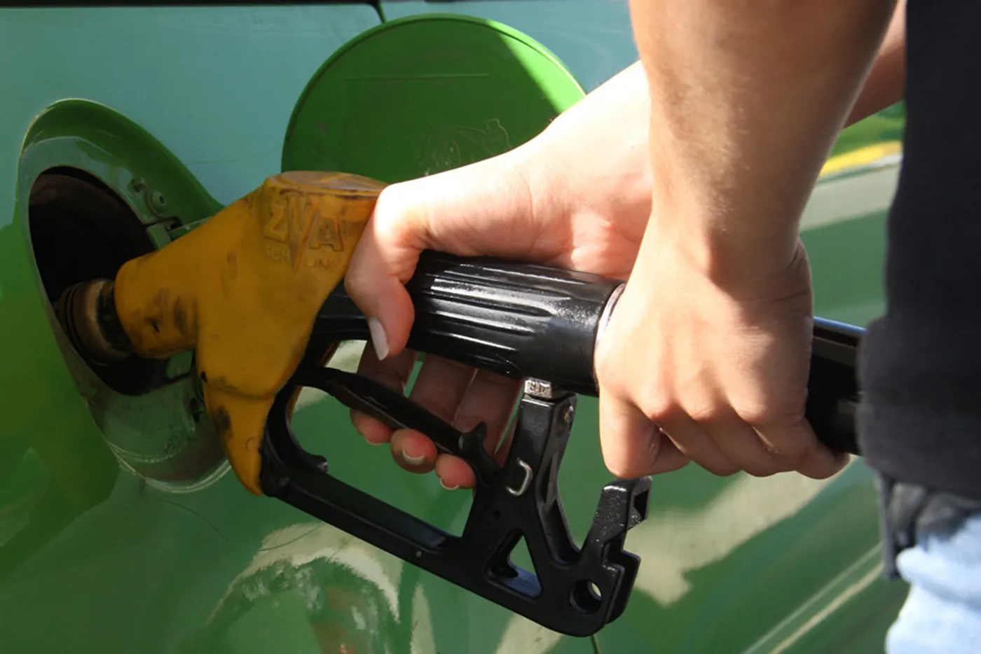 El govern espanyol anuncia una rebaixa de vint cèntims per litre de combustible per a tota la població