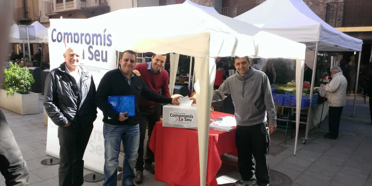 Compromís X La Seu recull opinions sobre la ciutat al mercat setmanal