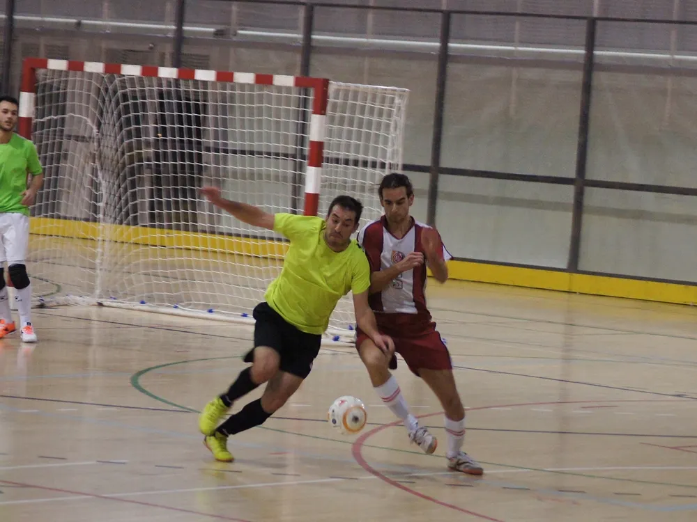 El jugador de l'Esportiu Isma disputant una pilota dissabte passat