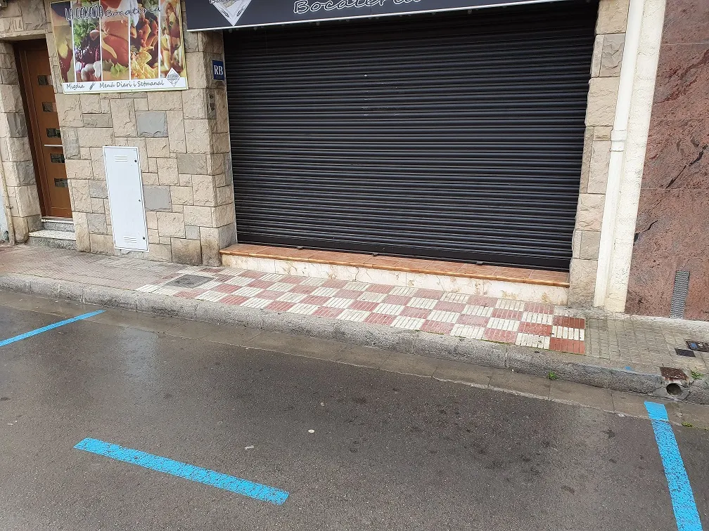 El ple de Pineda aprova per unanimitat que la restauració pugui instal·lar terrasses a les calçades de forma excepcional