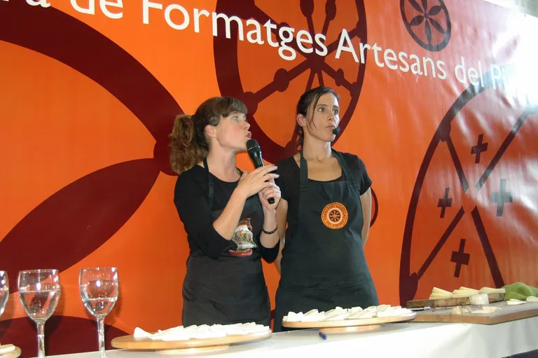 El crític gastronòmic invident Jonatan Armengol ofereix un tast de formatges 'a les fosques'
