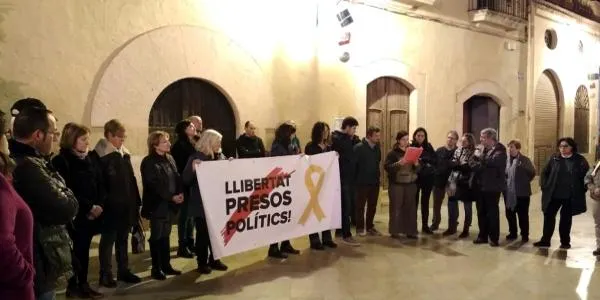 Una trentena de persones es concentren a la plaça del Pou d’Altafulla per demanar la llibertat d’Oriol Junqueras