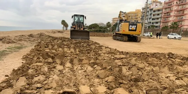Un tram de la Platja de Pineda canviarà de fesomia i tindrà dunes per naturalitzar la façana marítima